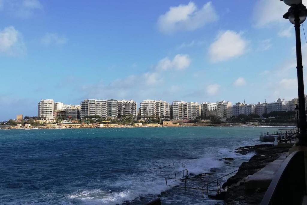 Sunny 2 Bedroom, 2 Bathrooms, Seaside Apt. スリーマ エクステリア 写真